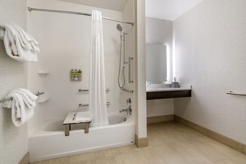 Room (Specialty) | Bathroom | Spring water tub, hydromassage showerhead, hair dryer, towels