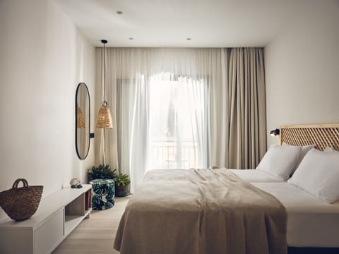 Standard Studio | Egyptian cotton sheets, premium bedding, pillowtop beds, free minibar