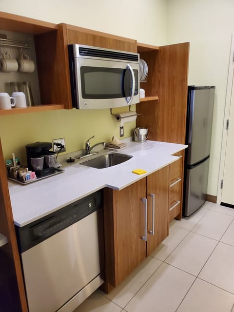 Full-size fridge, microwave, dishwasher, coffee/tea maker