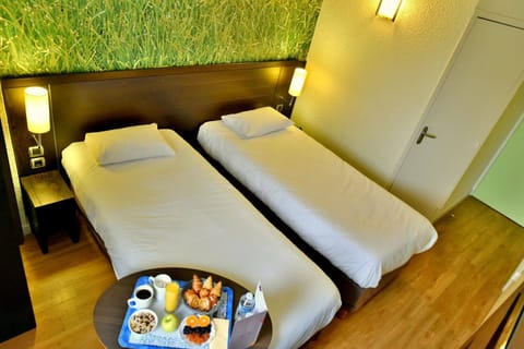 Standard Twin Room | Desk, iron/ironing board, free WiFi, bed sheets