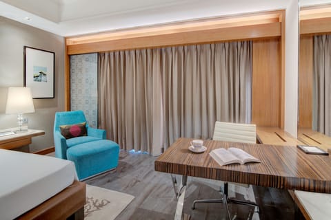 Club Room, 1 King Bed | Premium bedding, pillowtop beds, minibar, in-room safe