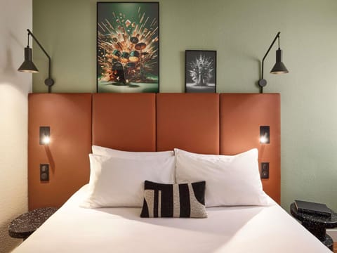 Room, 1 Double Bed | Premium bedding, desk, soundproofing, iron/ironing board