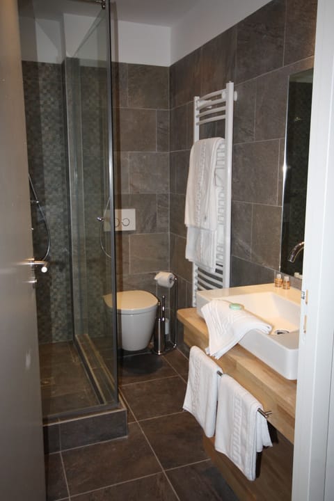 Superior Double or Twin Room | Bathroom | Free toiletries, hair dryer, towels