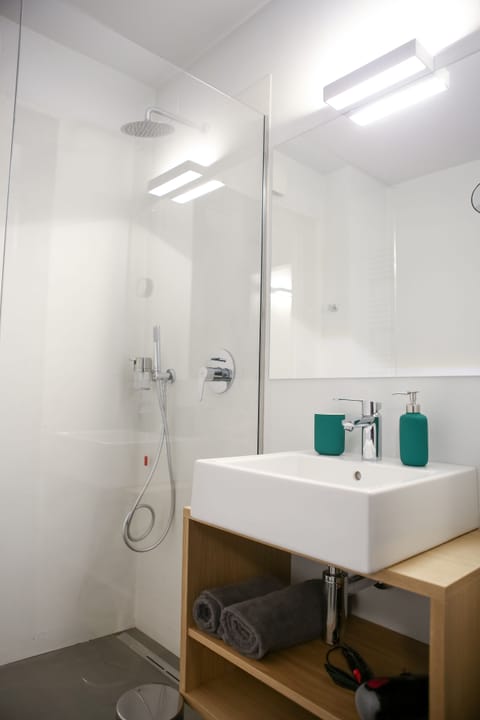 Family Room (Moser) | Bathroom | Shower, rainfall showerhead, hair dryer, bidet