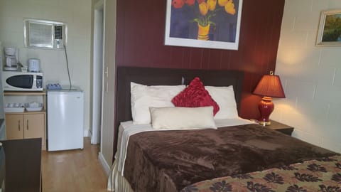 Standard Room, 1 Queen Bed, Non Smoking | Free WiFi, bed sheets