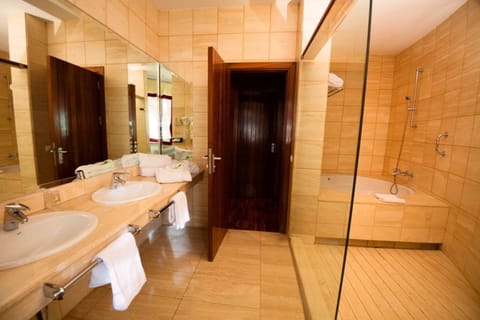 Family Room (Superior) | Bathroom | Combined shower/tub, free toiletries, hair dryer, bidet