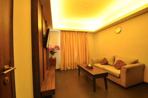 Deluxe Room, 1 Bedroom | Minibar, in-room safe, desk, blackout drapes