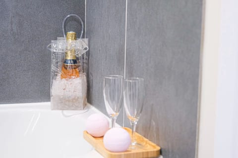 Supérieure front de mer | Bathroom | Shower, rainfall showerhead, free toiletries, hair dryer