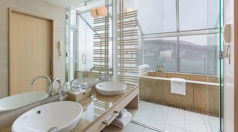 Panoramic Penthouse, 4 Bedrooms | Bathroom | Shower, free toiletries, hair dryer, slippers