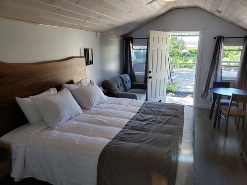 Premium Cabin | Pillowtop beds, minibar, individually decorated, individually furnished