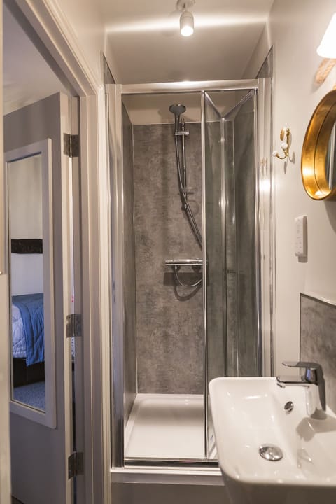 Comfort Room | Bathroom | Free toiletries, hair dryer, towels