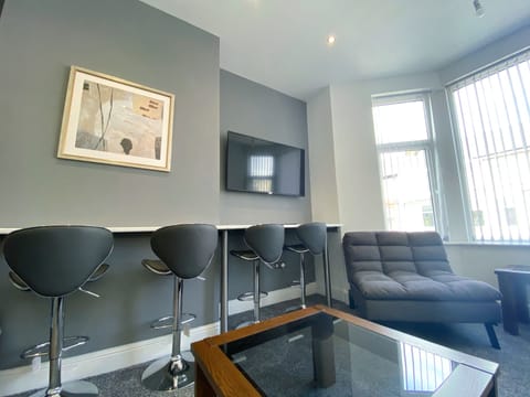 Apartment, Private Bathroom | Lounge