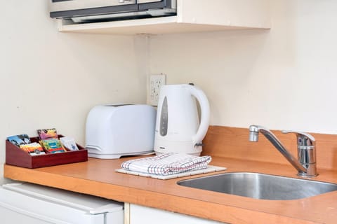 Studio, 1 Queen Bed | Private kitchenette | Mini-fridge, microwave, stovetop, electric kettle