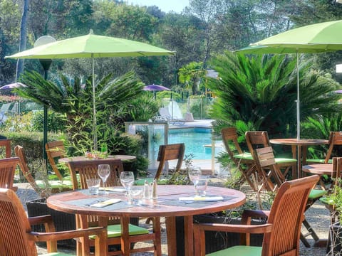 Breakfast, lunch, dinner served; French cuisine 