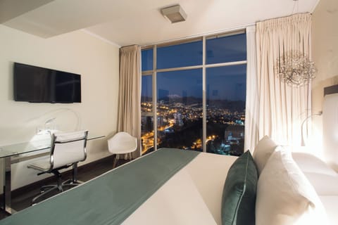 Premium Room, 1 King Bed, Mountain View | Premium bedding, pillowtop beds, minibar, in-room safe