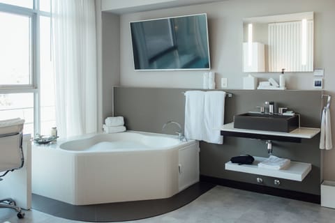 Junior Suite | Premium bedding, pillowtop beds, minibar, in-room safe