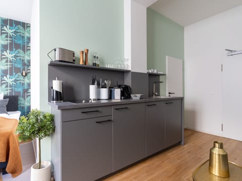 Single Suite S | Private kitchen | Stovetop, electric kettle