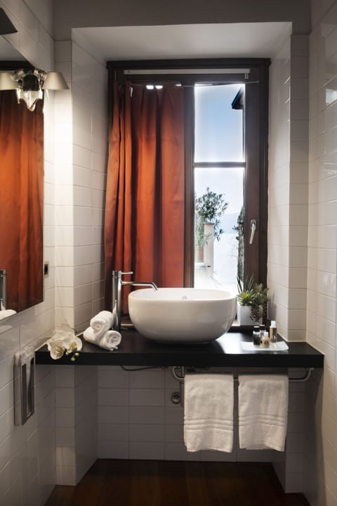 Standard Room | Bathroom sink