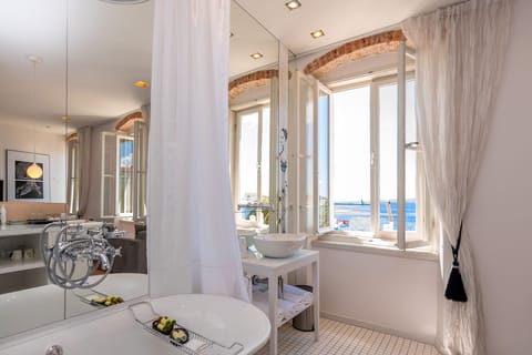Junior Suite, Sea View | Bathroom | Designer toiletries, hair dryer, bathrobes, towels