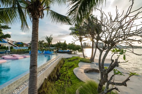 Beach nearby, black sand, beach shuttle, beach bar