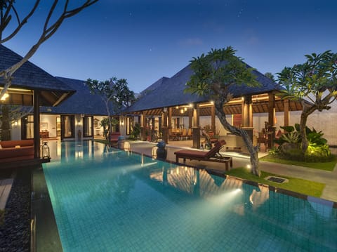 Des Indes II | Pool | Outdoor pool, pool umbrellas, sun loungers