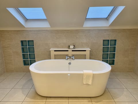 Junior Studio Suite | Bathroom | Free toiletries, hair dryer, soap, shampoo