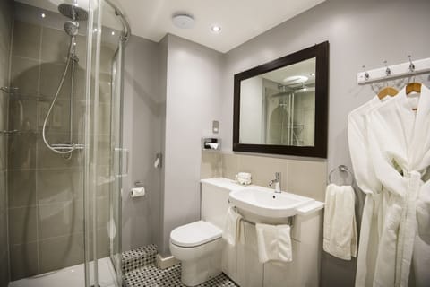 Executive Suite | Bathroom | Combined shower/tub, free toiletries, hair dryer, towels