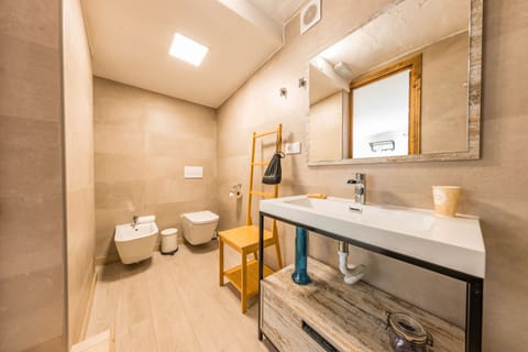 Double Room, Garden View (Lavanda) | Bathroom | Shower, rainfall showerhead, free toiletries, hair dryer