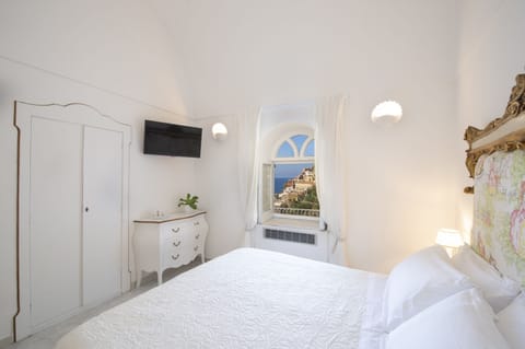 Deluxe Double Room, Sea View | Minibar, free WiFi, bed sheets