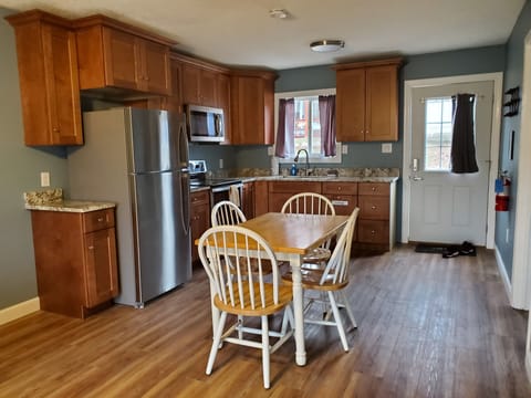 Comfort Cabin, 2 Bedrooms, Non Smoking, Lake View | Private kitchen | Fridge, microwave, oven, stovetop