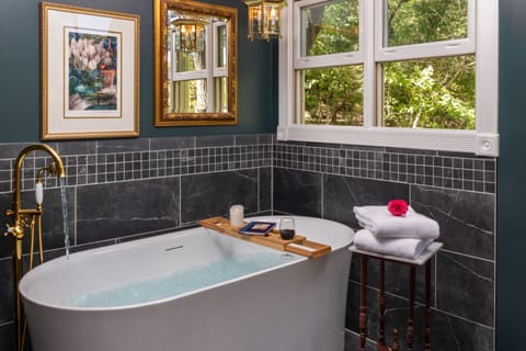 Tree Top Suite  | Bathroom | Free toiletries, bathrobes, towels