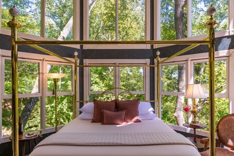 Tree Top Suite  | Premium bedding, soundproofing, iron/ironing board, free WiFi