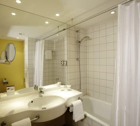 Comfort Double Room | Bathroom | Hair dryer, towels