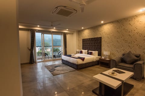 Devnadi Family Room | In-room safe, blackout drapes, free WiFi, bed sheets