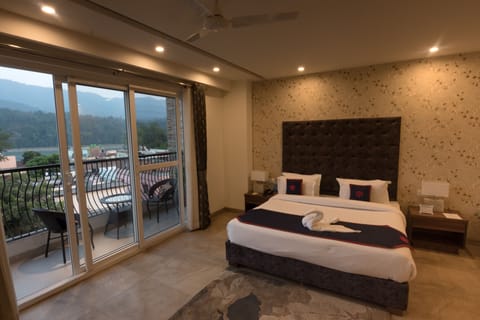 Devnadi Family Room | In-room safe, blackout drapes, free WiFi, bed sheets