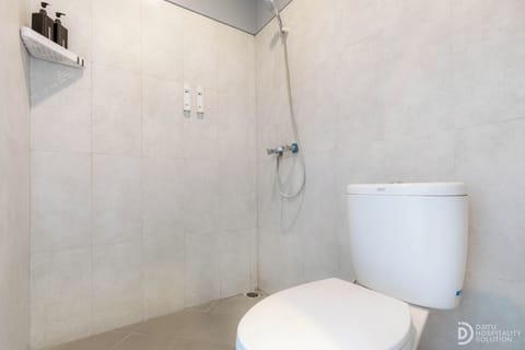 Superior Room | Bathroom | Shower, towels, soap, shampoo