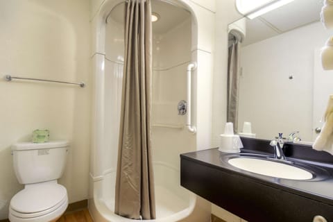 Combined shower/tub, towels