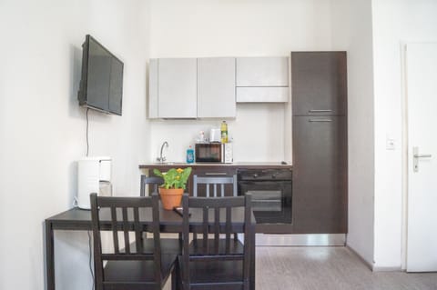 Apartment | Private kitchen | Fridge, oven, stovetop, coffee/tea maker