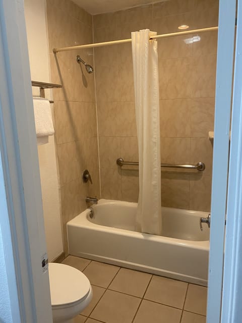 Combined shower/tub, free toiletries, towels