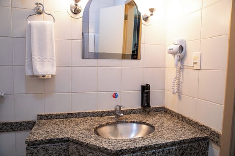 Studio Solteiro | Bathroom | Shower, hair dryer, towels, soap