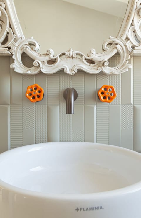 Double Room | Bathroom | Shower, free toiletries, hair dryer, slippers