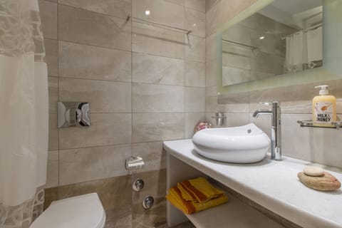 Triple Room, Garden View | Bathroom sink