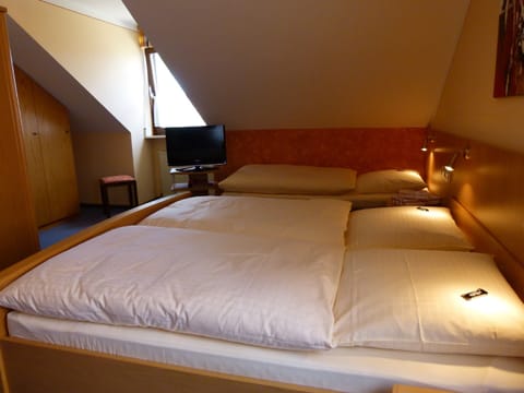 Triple Room | Free WiFi, bed sheets