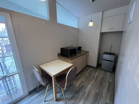 Premium Studio Suite, 1 King Bed | Private kitchenette | Mini-fridge, microwave