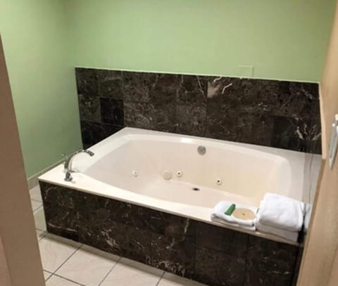 Suite, 1 Bedroom, Non Smoking, Jetted Tub | Desk, free WiFi