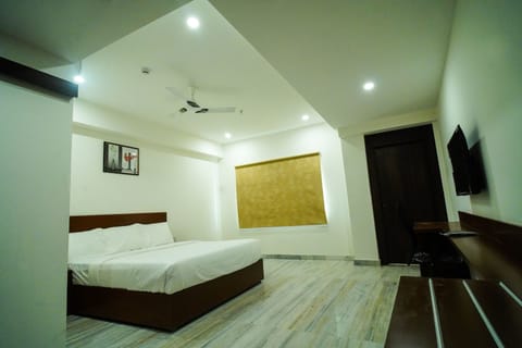 Deluxe Double Room | Minibar, in-room safe, individually furnished, desk