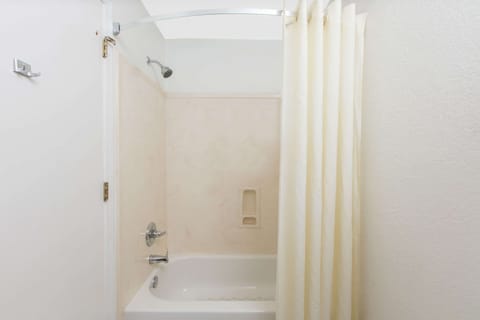 Combined shower/tub, free toiletries, hair dryer, towels