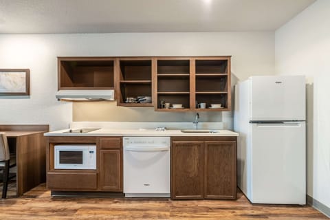 Full-size fridge, microwave, stovetop, dishwasher