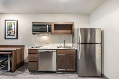 Full-size fridge, microwave, stovetop, dishwasher