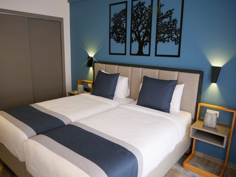 Signature Twin Room | Premium bedding, minibar, in-room safe, desk